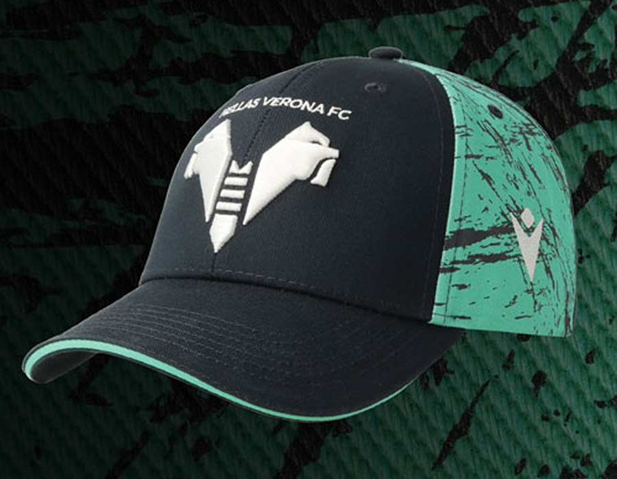 Fotografía de una gorra de Gorras Atlantis con logotipo de un club de fútbol