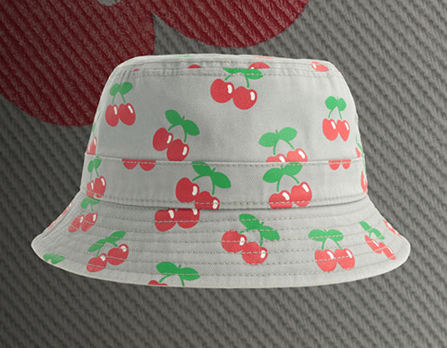 Fotografía de una gorra de Gorras Atlantis con logotipos de una discoteca