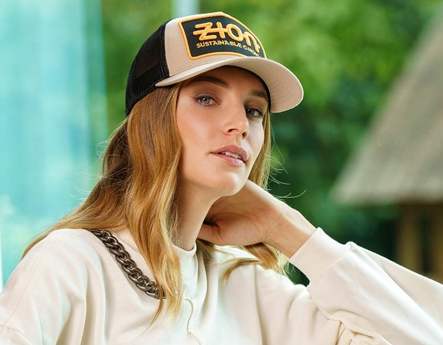 Fotografía de una mujer con una gorra de Gorras Atlantis
